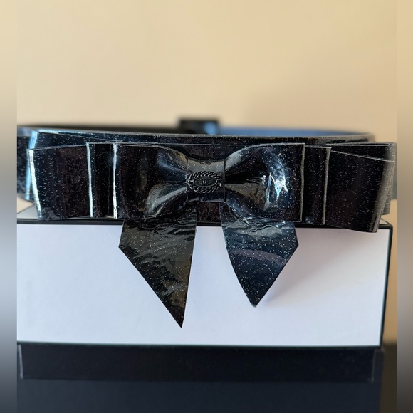CHANEL Spring/Summer 2008 black Patent Glitter leather layered bow waist… - Picture 5 of 13